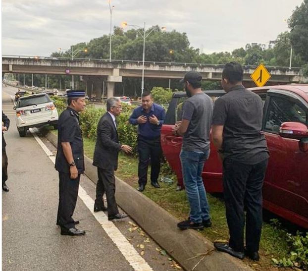  Bức ảnh Vua Malaysia dừng xe, hỗ trợ người bị tai nạn giao thông gây ‘sốt’  - Ảnh 1.