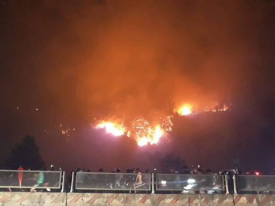 Clip: Núi Hồng Lĩnh thành biển lửa, di dời dân khẩn cấp  - Ảnh 11.