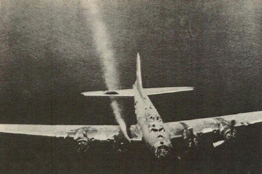 Thấy máy bay của địch bốc khói, phi công Đức bám theo và làm 1 việc không ai có thể ngờ - Ảnh 1.