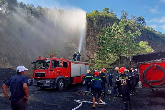 Cháy rừng lớn nhất ở Hà Tĩnh, chặn quốc lộ 1A, nghìn người dập lửa - Ảnh 1.