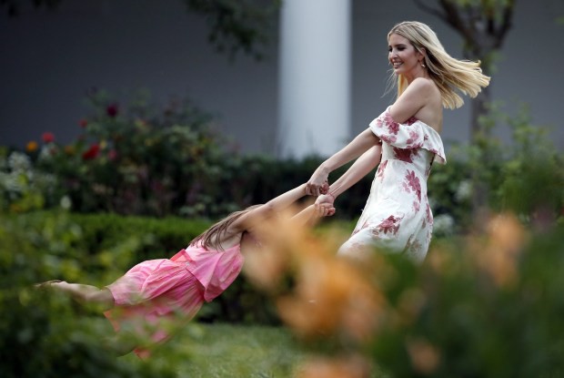 Sang chảnh, thần thái hút hồn là vậy nhưng Ivanka Trump cũng để lộ khoảnh khắc “mẹ bỉm sữa” giống như ai khiến người hâm mộ ngỡ ngàng - Ảnh 12.