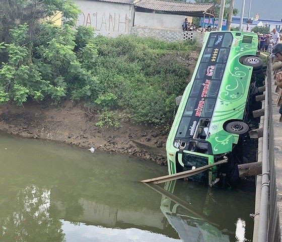 Xe khách lao xuống sông ở Thanh Hóa, nhiều thương vong - Ảnh 5.