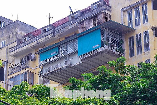 Thanh tra xây dựng tuyên bố chịu thua nạn chuồng cọp bao phủ chung cư? - Ảnh 3. Thanh tra xây dựng tuyên bố chịu thua nạn chuồng cọp bao phủ chung cư? - Ảnh 3.