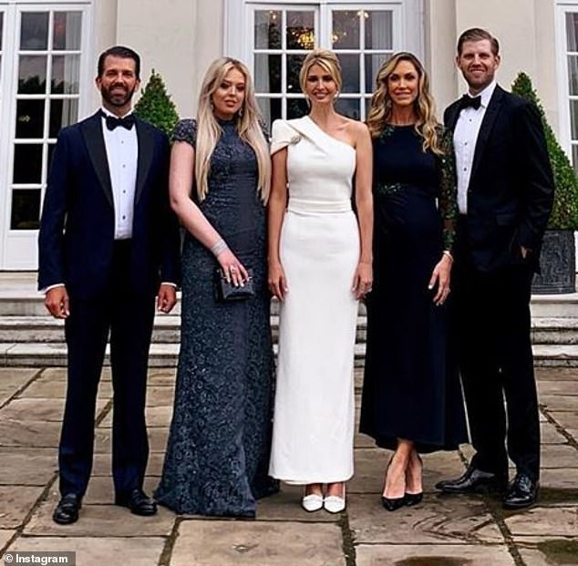 Ivanka Trump gây thương nhớ khi xuất hiện rực rỡ tại sân bay tạm biệt nước Anh, tập đoàn gia đình Tổng thống Mỹ lại gây bão truyền thông - Ảnh 4.