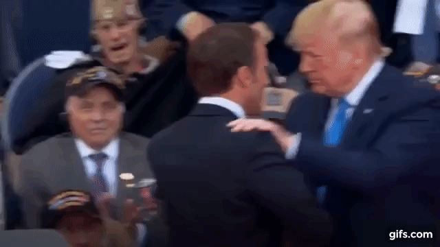 Màn giằng co bất thường giữa TT Donald Trump và Tổng thống Emmanuel Macron - Ảnh 2.