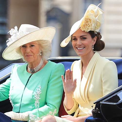 Cuộc đụng độ giữa mẹ chồng và 2 nàng dâu hoàng gia: Ngồi chung xe ngựa nhưng mỗi người một kiểu, chú ý nhất là thái độ của bà Camilla - Ảnh 2.