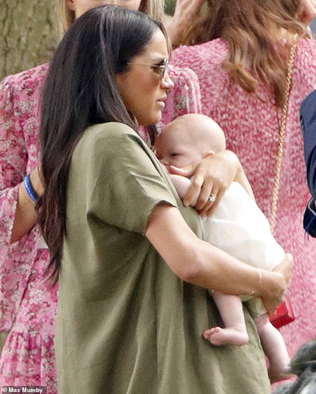 Meghan Markle lần đầu đưa bé Archie xuất hiện công khai nhưng cách nàng dâu hoàng gia bế con khiến ai cũng thương cho đứa trẻ - Ảnh 2.