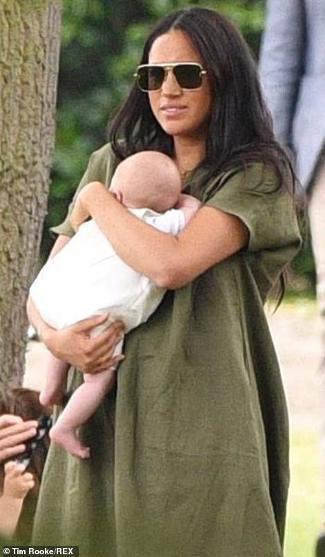 Meghan Markle lần đầu đưa bé Archie xuất hiện công khai nhưng cách nàng dâu hoàng gia bế con khiến ai cũng thương cho đứa trẻ - Ảnh 4.