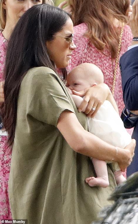 Meghan Markle lần đầu đưa bé Archie xuất hiện công khai nhưng cách nàng dâu hoàng gia bế con khiến ai cũng thương cho đứa trẻ - Ảnh 5.