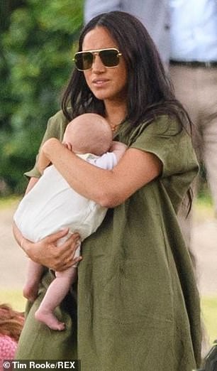 Meghan Markle lần đầu đưa bé Archie xuất hiện công khai nhưng cách nàng dâu hoàng gia bế con khiến ai cũng thương cho đứa trẻ - Ảnh 6.