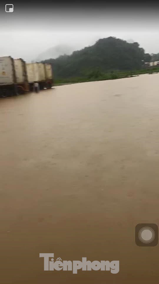 Mưa lụt ở Cao Bằng: Đường biến thành sông, giao thông tê liệt - Ảnh 2.