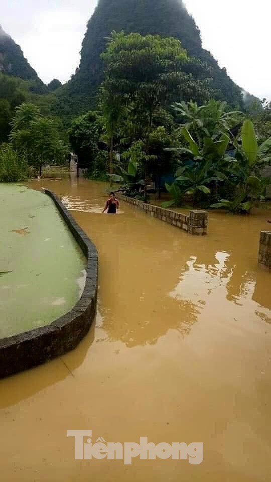 Mưa lụt ở Cao Bằng: Đường biến thành sông, giao thông tê liệt - Ảnh 3.