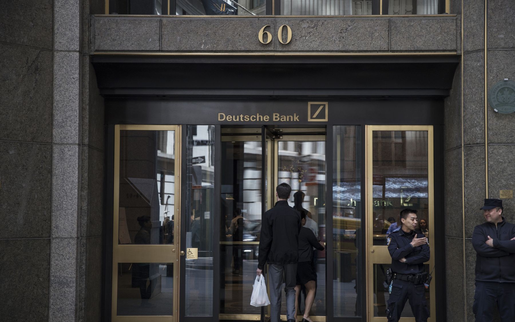 Thảm cảnh của ngân hàng Deutsche Bank: Văn phòng trống trơn, ngổn ngang giấy tờ, nhân viên ra ngoài uống bia dù đang là giữa buổi sáng, sếp thờ ơ không quan tâm