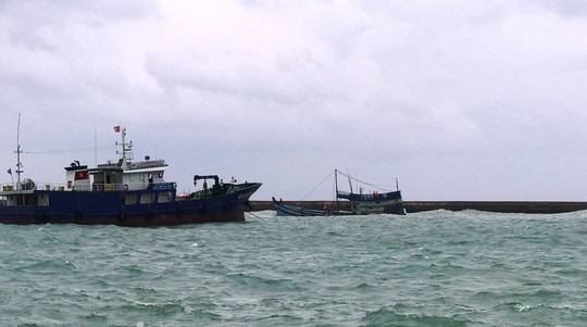  Chìm tàu chở 50.000 lít dầu tại cảng Phú Quý, nguy cơ tràn dầu  - Ảnh 2.