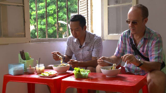 Food tour Hà Nội được báo Anh ca ngợi hết lời, đề xuất không thể bỏ qua bánh canh cá rô, bánh cuốn, cà phê - Ảnh 5.