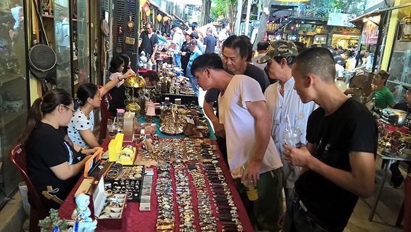 Dạo chợ đồ cổ độc nhất Sài Gòn mỗi tuần chỉ họp một phiên - Ảnh 1.