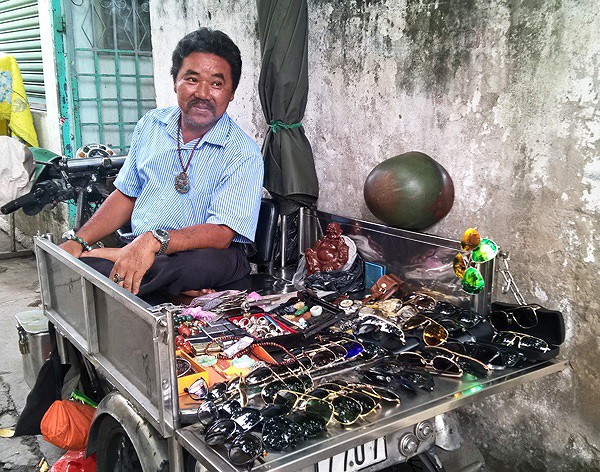Dạo chợ đồ cổ độc nhất Sài Gòn mỗi tuần chỉ họp một phiên - Ảnh 5.