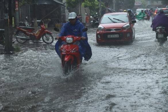 Hà Nội vừa mưa to, nhiều tuyến đường ngập sâu - Ảnh 4.