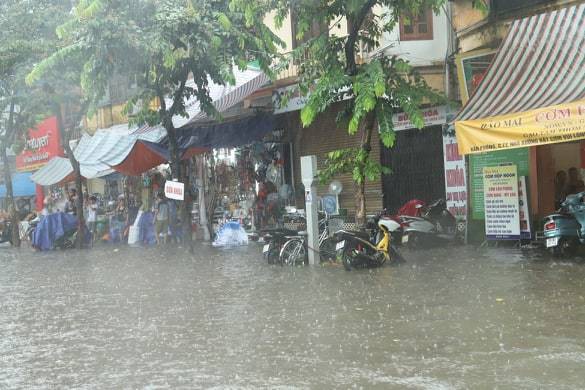 Hà Nội vừa mưa to, nhiều tuyến đường ngập sâu - Ảnh 5.