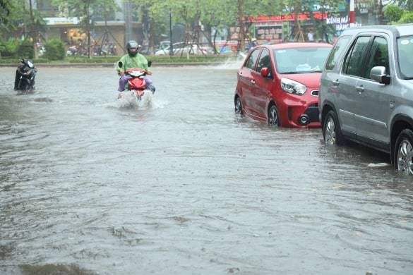 Hà Nội vừa mưa to, nhiều tuyến đường ngập sâu - Ảnh 6.