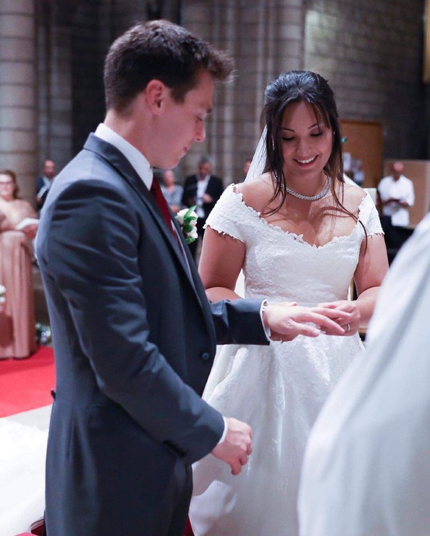 Cô gái gốc Việt kết hôn với cháu trai Công nương Grace Kelly: Cô dâu Hoàng gia diện 3 bộ váy cưới đơn giản nhất từ trước đến giờ - Ảnh 3.