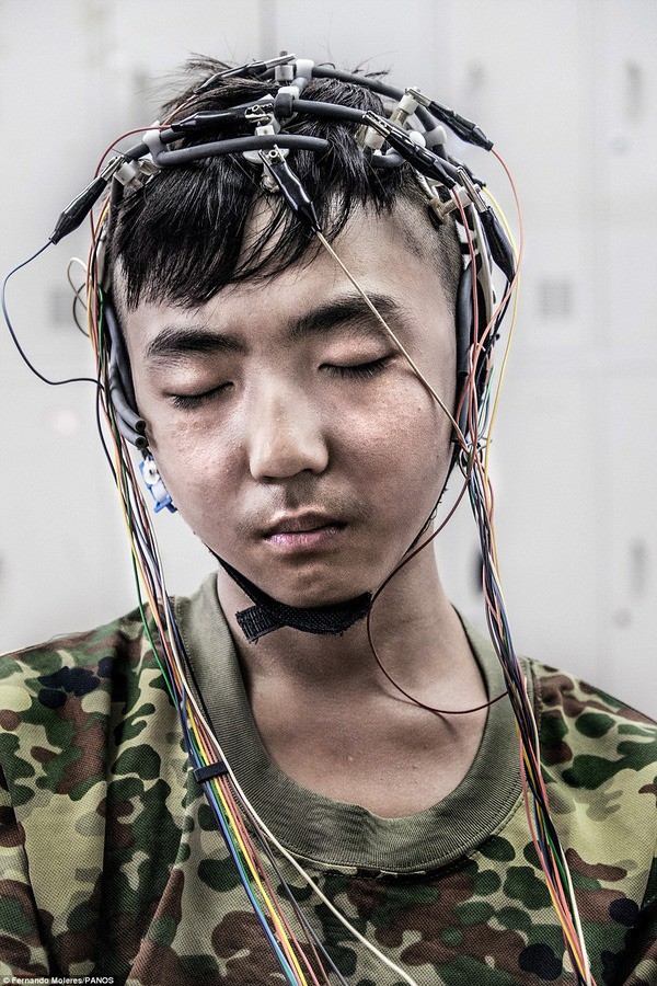 Cuộc sống trong trại cai nghiện Internet ở Trung Quốc: Những đứa trẻ bị bắt trói ở giường hoặc bị giam trong phòng 10 ngày để kiềm chế cơn nghiện - Ảnh 9.