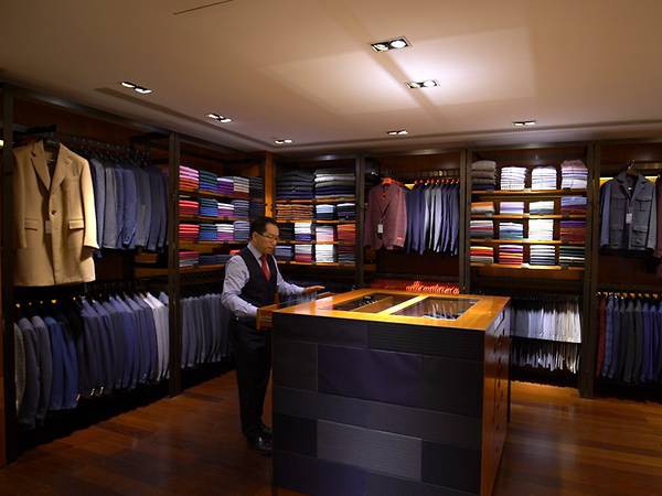 Gia đình 3 thế hệ miệt mài giữ lửa cho những bộ bespoke suit danh tiếng nhất Hồng Kông: Từng được các Tổng thống Mỹ mặc, nhưng suýt bị ngó lơ ở quê nhà - Ảnh 3.