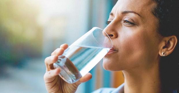 Thay đổi cách thức uống nước để tránh gây tổn hại lượng đường huyết, tim, thận và dạ dày - Ảnh 1.