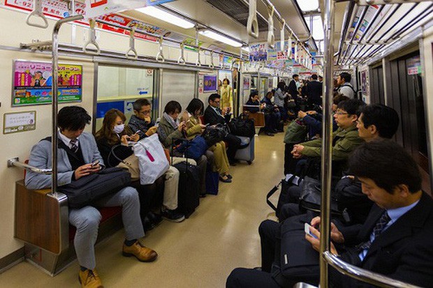 Đừng bao giờ nhường ghế cho người già trên tàu điện ngầm ở Nhật nếu không muốn bị xem là vô lễ và thiếu tôn trọng - Ảnh 1.