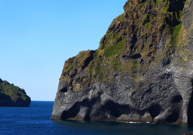 Cả thế giới đang sửng sốt vì tảng đá hình voi khổng lồ ở Iceland quá giống thật, khi chụp flycam từ trên xuống còn sốc hơn! - Ảnh 1.
