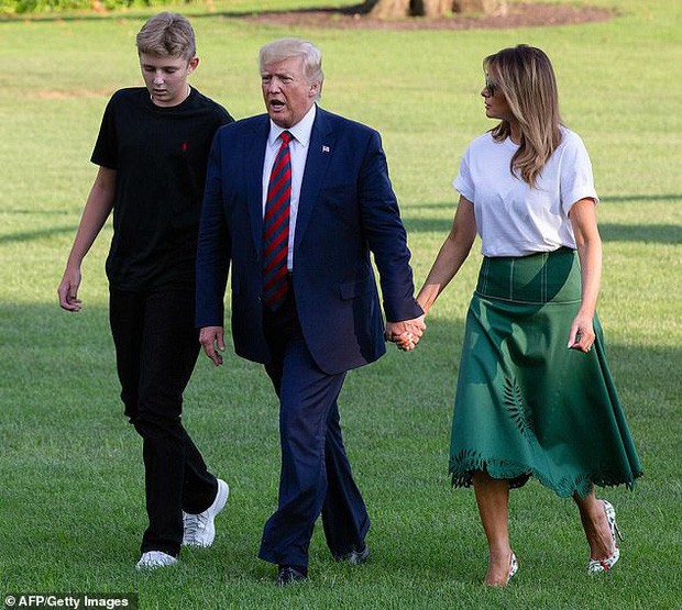 Tổng thống Trump nắm tay vợ đầy tình cảm sau kì nghỉ hè nhưng cậu út Barron lại chiếm spotlight với ngoại hình khác lạ - Ảnh 3.