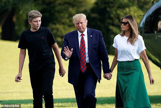 Tổng thống Trump nắm tay vợ đầy tình cảm sau kì nghỉ hè nhưng cậu út Barron lại chiếm spotlight với ngoại hình khác lạ - Ảnh 5.