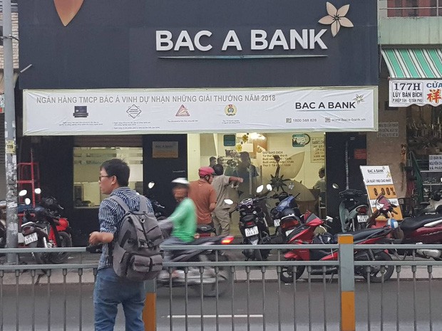 Cần tiền kinh doanh quần áo, thanh niên cầm súng Rulo đi cướp ngân hàng ở Sài Gòn - Ảnh 3.