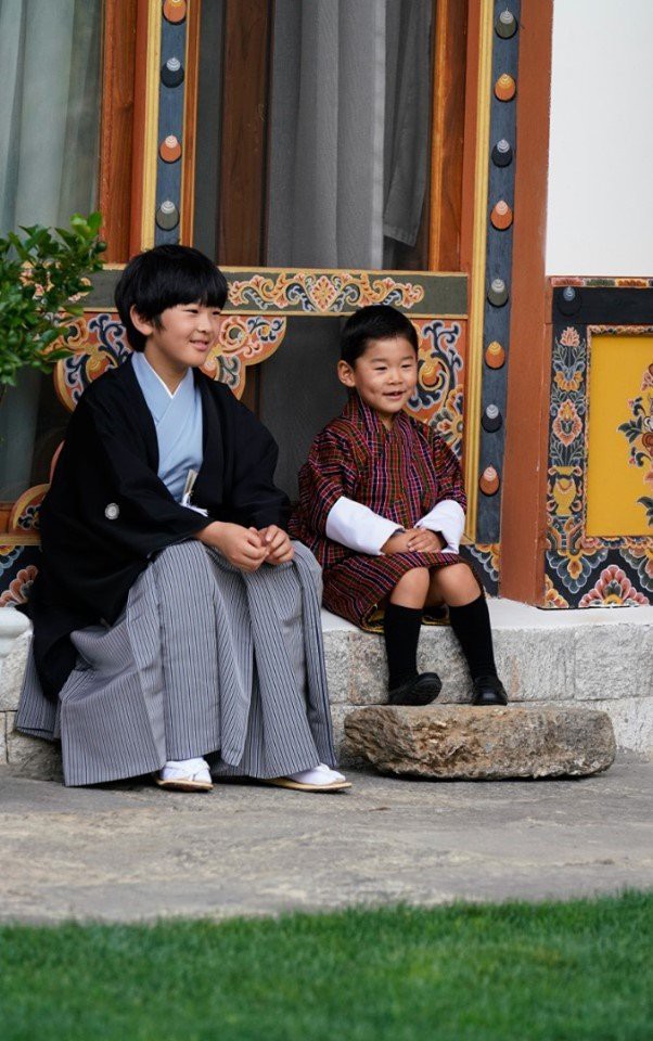 Hoàng hậu Bhutan đọ sắc Thái tử phi Nhật Bản nhưng 2 Hoàng tử nhỏ mới là tâm điểm chú ý, khiến người dùng mạng rần rần - Ảnh 8.