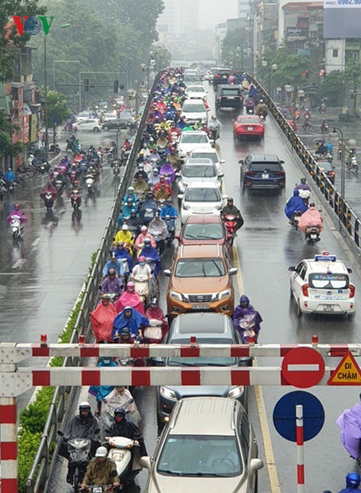 Nhiều tuyến đường ở Hà Nội kẹt cứng vì cơn mưa sáng sớm - Ảnh 8.