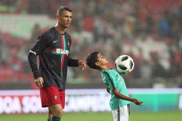 Sở hữu khối tài sản khổng lồ, Ronaldo vẫn biết cách dạy con quý trọng tiền bạc bằng hành động tưởng chừng đơn giản này - Ảnh 1.