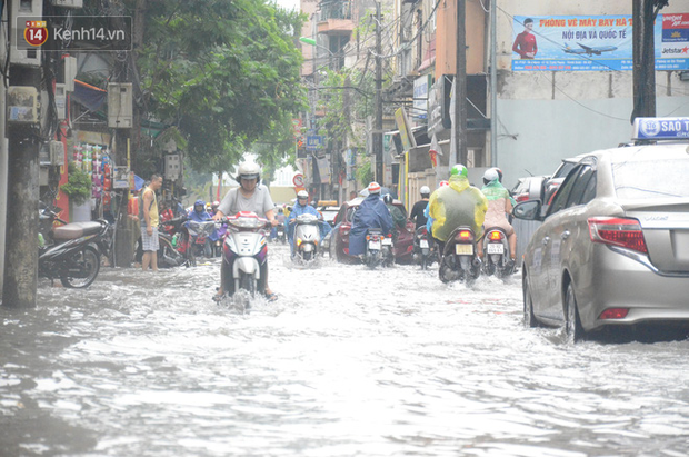 Hà Nội: Nhiều tuyến phố ngập sâu sau mưa lớn, người dân vất vả di chuyển, đẩy xe chết máy cả cây số - Ảnh 4.