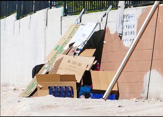 Góc khuất sau Las Vegas hào nhoáng: Cuộc sống chui rúc của cư dân chuột chũi trong đường hầm bẩn thỉu, nhặt thức ăn thừa từ thùng rác - Ảnh 17.