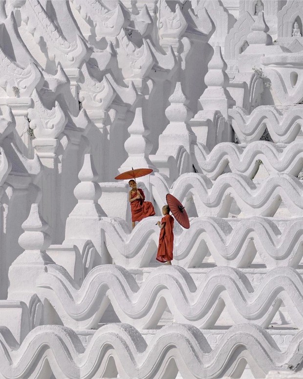 Ngỡ ngàng thấy dân du lịch check-in bước trên… sóng ở ngôi chùa trắng đẹp nhất nhì Đông Nam Á - Ảnh 1.