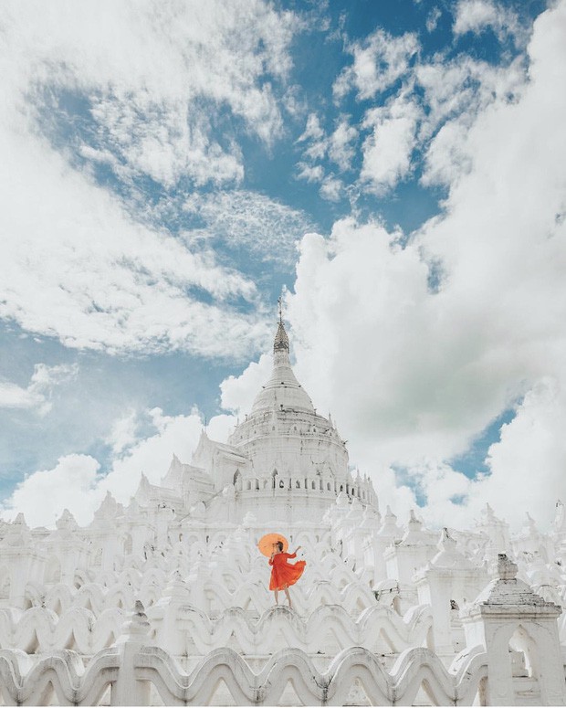 Ngỡ ngàng thấy dân du lịch check-in bước trên… sóng ở ngôi chùa trắng đẹp nhất nhì Đông Nam Á - Ảnh 2.