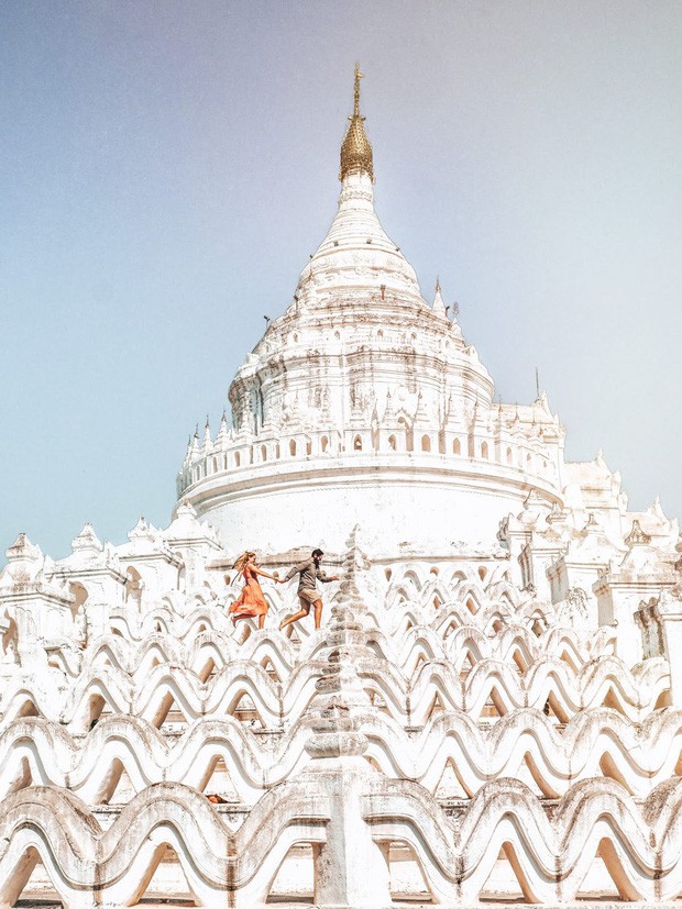 Ngỡ ngàng thấy dân du lịch check-in bước trên… sóng ở ngôi chùa trắng đẹp nhất nhì Đông Nam Á - Ảnh 3.