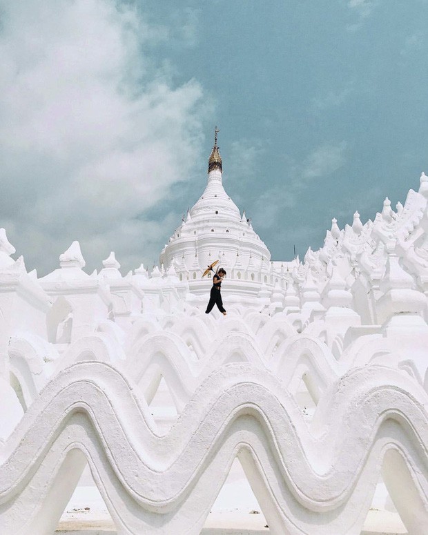 Ngỡ ngàng thấy dân du lịch check-in bước trên… sóng ở ngôi chùa trắng đẹp nhất nhì Đông Nam Á - Ảnh 4.