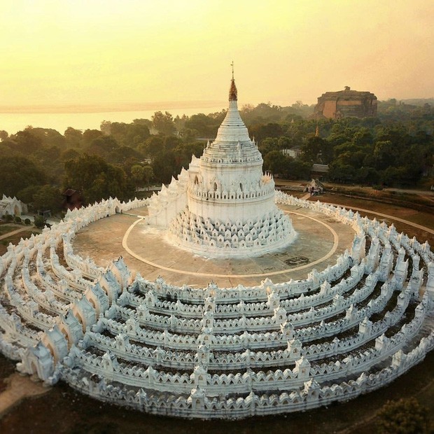 Ngỡ ngàng thấy dân du lịch check-in bước trên… sóng ở ngôi chùa trắng đẹp nhất nhì Đông Nam Á - Ảnh 6.