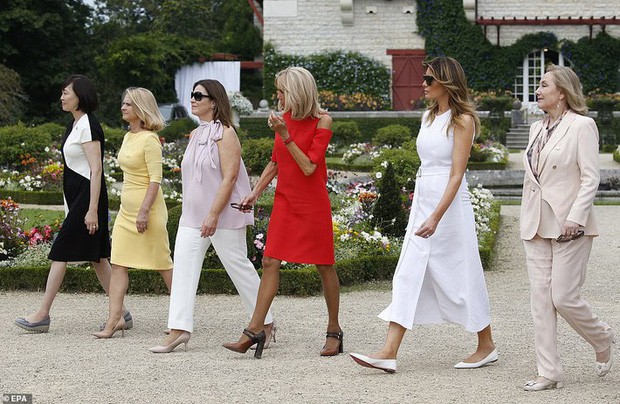 Đệ nhất phu nhân Pháp như trợ lý đi cạnh Melania Trump do sai lầm khi chọn trang phục - Ảnh 4.