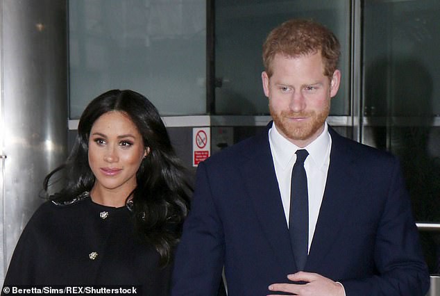 Công nương Kate tái xuất rạng rỡ bên Nữ hoàng Anh cùng gia đình chồng, còn em dâu Meghan Markle lặn mất hút sau một loạt vụ lùm xùm - Ảnh 8.