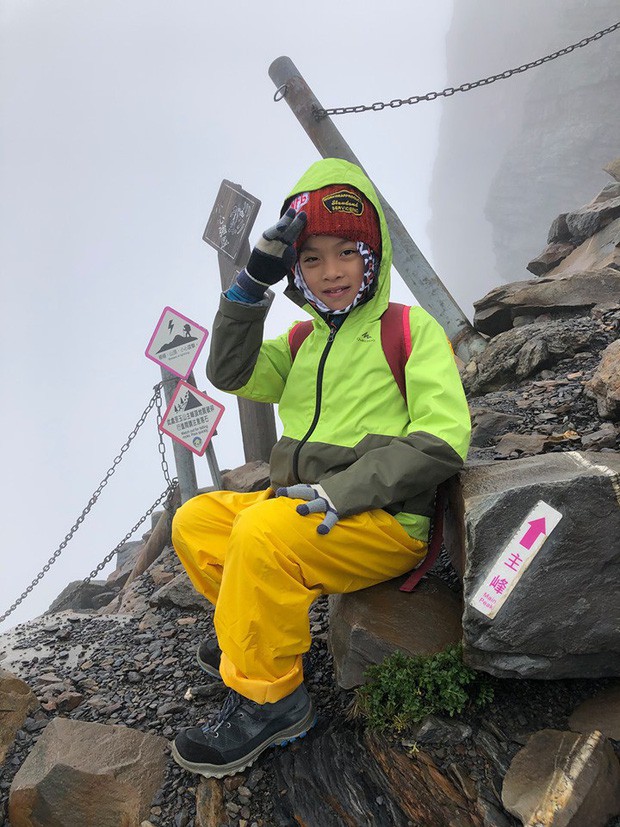 Cậu bé 8 tuổi chinh phục đỉnh núi cao 3952m để hoàn thành tâm nguyện cuối cùng của mẹ - Ảnh 2.