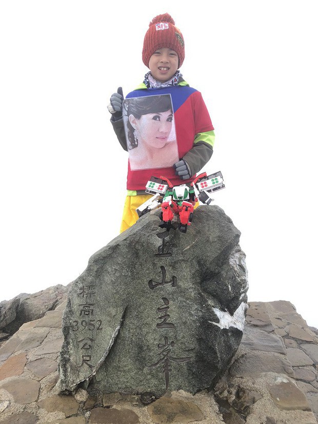Cậu bé 8 tuổi chinh phục đỉnh núi cao 3952m để hoàn thành tâm nguyện cuối cùng của mẹ - Ảnh 3.