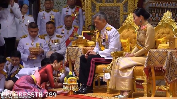 Lần đầu tiên trong lịch sử hiện đại, vua Thái Lan công bố vợ lẽ, sắc phong Hoàng quý phi, vẻ mặt Hoàng hậu ngồi bên cạnh mới đáng chú ý - Ảnh 1.
