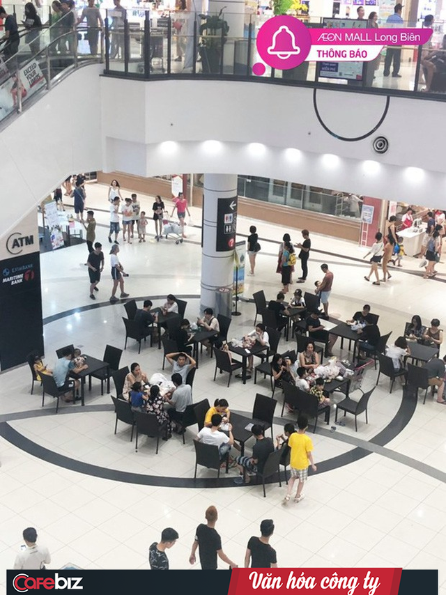 Văn hóa công ty nhìn từ cái chỉ tay đuổi khách dưới cơn dông ở Grand Plaza đến những bộ bàn ghế Aeon Mall mời khách ngồi tránh nóng - Ảnh 3.