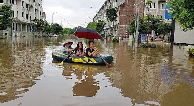 Hà Nội: Làng biệt thự triệu đô Hà Nội lại chìm trong biển nước, dân chèo thuyền vào nhà - Ảnh 2.